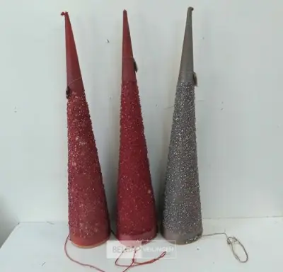 3 x Kerstkegel 75 cm beschadigd – kavel bij Belga Veilingen, Oudsbergen