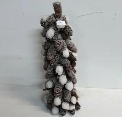 1 x Kerstkegel met denneknoppen 50 cm B-kwaliteit – kavel bij Belga Veilingen, Oudsbergen
