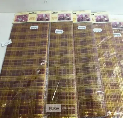 5 x Decostof bordeaux/goud 34cm x 3M – kavel bij Belga Veilingen, Oudsbergen