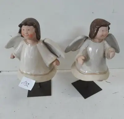 2 x Engel keramiek op voet – kavel bij Belga Veilingen, Oudsbergen