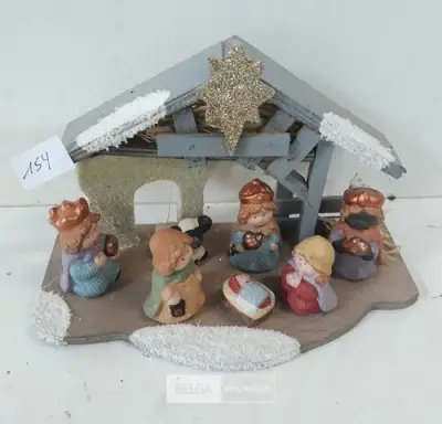 1 x Kerststal met figuurtjes – kavel bij Belga Veilingen, Oudsbergen