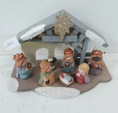 1 x Kerststal + verlichting met figuurtjes – kavel bij Belga Veilingen, Oudsbergen