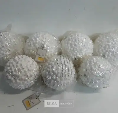 7 x Kerstbal pvc wit met roze/paarse dotjes – kavel bij Belga Veilingen, Oudsbergen