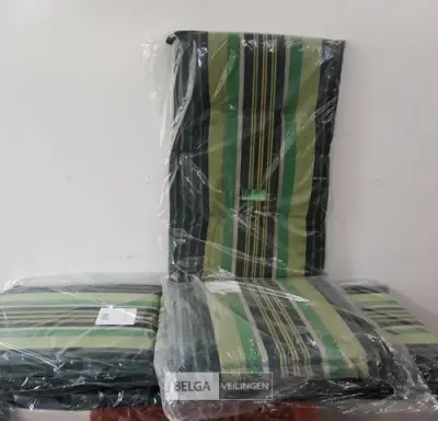 3 x Tuinkussen hoge rug 75x50x50 cm groen met lijnen – kavel bij Belga Veilingen, Oudsbergen