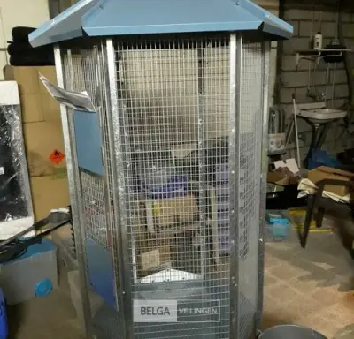 1 x Vogelkooi zeshoekig diameter 94 cm H 203 – kavel bij Belga Veilingen, Oudsbergen