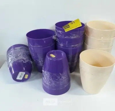 11 x Bloempot pvc 16 cm mix kleuren – kavel bij Belga Veilingen, Oudsbergen