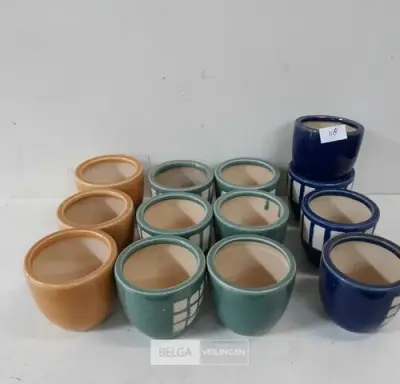 13 x Stenen bloempotje 9cm gelakt mix kleuren – kavel bij Belga Veilingen, Oudsbergen