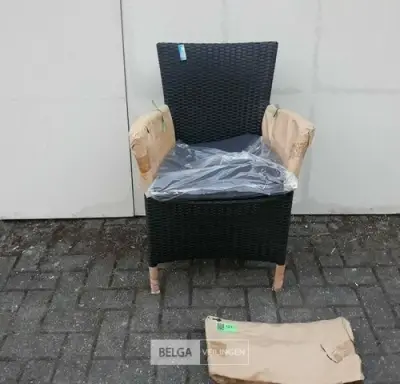 1 x Tuinstoel aluminium gevlochten rotan met kussen – kavel bij Belga Veilingen, Oudsbergen