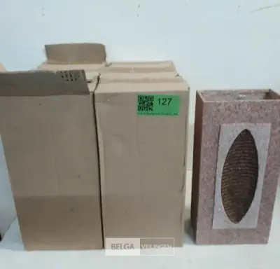 7 x Vaas polyester roodbruin 14x9x13 cm – kavel bij Belga Veilingen, Oudsbergen