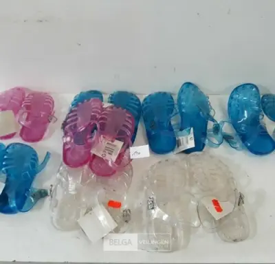 8 x Sandalen pvc kinderen mix maten + kleuren – kavel bij Belga Veilingen, Oudsbergen