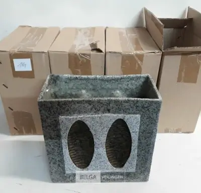 4 x Vaas polyester grijs 20x20x10 cm – kavel bij Belga Veilingen, Oudsbergen