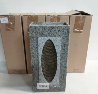4 x Vaas polyester grijs 30x15x10 cm – kavel bij Belga Veilingen, Oudsbergen