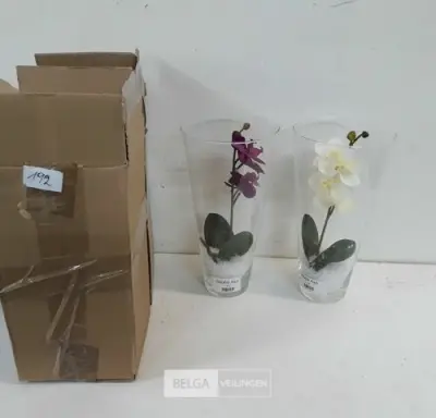 2 x Kunstbloem in vaas 28 cm – kavel bij Belga Veilingen, Oudsbergen