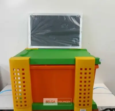 1 x Speeltafel met box + schrijf-krijt bord – kavel bij Belga Veilingen, Oudsbergen