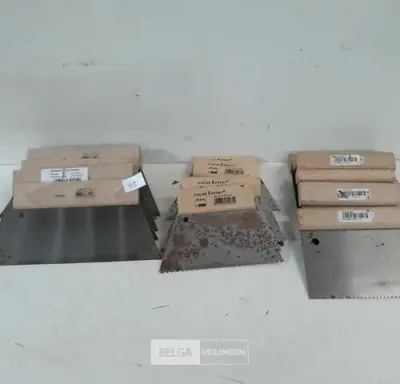 18 x Lijmkam 3 assorti met roestplekken – kavel bij Belga Veilingen, Oudsbergen
