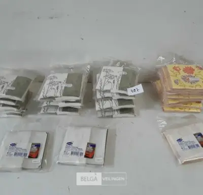 24 x Onderzetter voor glas papier 9x9 cm 20st – kavel bij Belga Veilingen, Oudsbergen