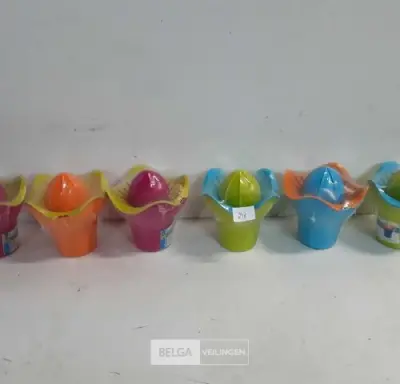 6 x Fruitpers pvc mix kleuren – kavel bij Belga Veilingen, Oudsbergen