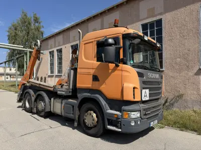 Op een vrachtwagen gemonteerde containerlader Scania M321 / G 440 – kavel bij NetBid, Bobingen