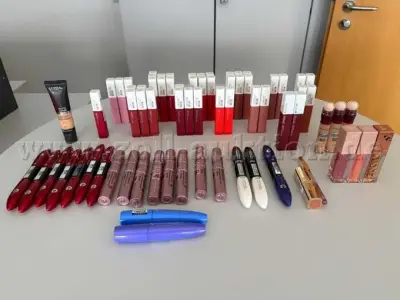 72 verschillende artikelen (lippenstift, mascara enz.) – kavel bij Zoll-Auktion, Offenburg
