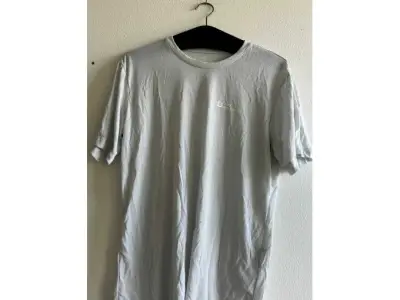 5 original Jack Wolfskin und Replay T-Shirts,Grau, Blau, Schwarz, weiß Gr. S, neu – kavel bij Zoll-Auktion, Mainz