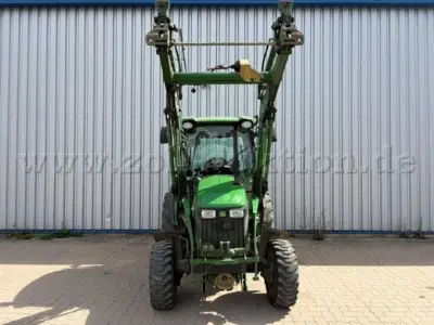 1 John Deere 4720 Kommunalschlepper+Dücker Schlegelmähwerk +GMR Sichelmähwerk – kavel bij Zoll-Auktion, Stadthagen