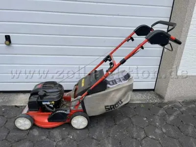 1 benzinegrasmaaier van het merk SABO 675 EXI, werkbreedte 43 cm, nominaal vermogen 2,6 kW – kavel bij Zoll-Auktion, Schloß Holte-Stukenbrock