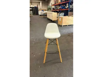 8 Barhocker mit Polsterung / Hochstühle – kavel bij Zoll-Auktion, Bonn