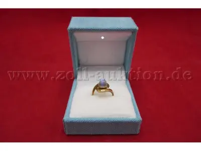 1 ring van 585/- geelgoud met een maansteen-cabochon; 4,7 g; maat 53 – kavel bij Zoll-Auktion, Paderborn