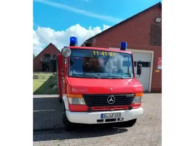 1 brandweerwagen met draagbare pomp (TSF-W) van Daimler Benz (D) – kavel bij Zoll-Auktion, Lottorf
