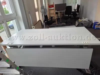 1 Elektrisch höhenverstellbarer Schreibtisch König + Neurath – kavel bij Zoll-Auktion, Wismar
