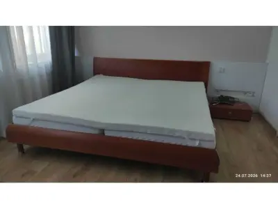 1 Doppelbett mit zwei Nachttischen der Firma Panthel – kavel bij Zoll-Auktion, Berlin