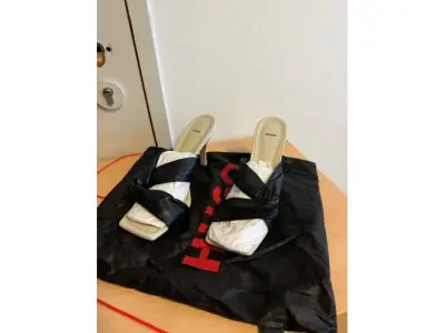 1 origineel paar Hugo Boss-schoenen met middelhoge hakken, wit/zwart, maat 41, nieuw – kavel bij Zoll-Auktion, Mainz