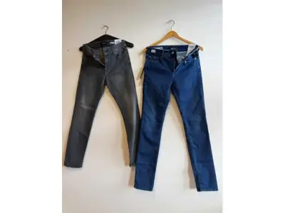 1 SaPo org. Replay-jeans, donkergrijs, 29W/28L en middenblauw 29W/30L, nieuw, 2-delig – kavel bij Zoll-Auktion, Mainz