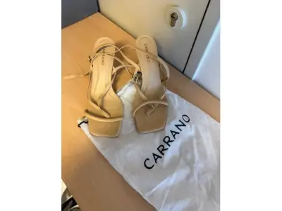 1 origineel paar Carrano-sandalen, nude-roze, maat 41, nieuw – kavel bij Zoll-Auktion, Mainz