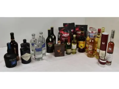 16 Flaschen Spirituosen, 2 Flaschen Wein, 1 Flasche Sekt & 3 Pakete Kaffee – kavel bij Zoll-Auktion, Hamburg