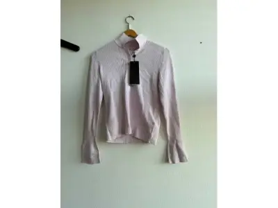 1 origineel Riani-poloshirt met lange mouwen, lila, maat 36, nieuw – kavel bij Zoll-Auktion, Mainz