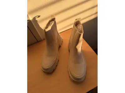 1 original Paar Steven Madden Stiefeletten, beige, Gr. 37, neu – kavel bij Zoll-Auktion, Mainz