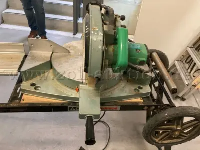1 Hitachi C8FS - afkort- en verstekzaag – kavel bij Zoll-Auktion, Eberswalde