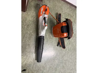 1 Stihl BGA 100 Elektro-Blasgerät mit Stihl Akku AR3000 – kavel bij Zoll-Auktion, Nürnberg