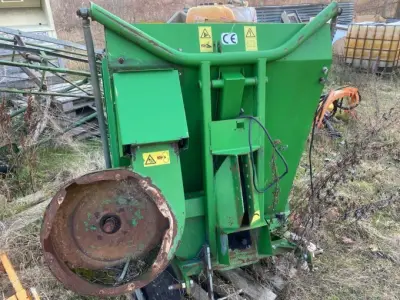 1 Hochentleerung Grasaufnahme 345H Hersteller John Deere Teileträger defekt – kavel bij Zoll-Auktion, Wahrenbrück