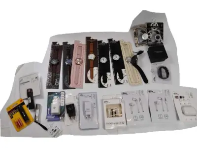 12 Uhren, 4 Paar In-Ear Kopfhörer und je 3 Ladestecker und Taschenlampen – kavel bij Zoll-Auktion, Hamburg