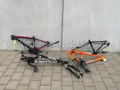 4 fietsframes en een fietsvoorvork – kavel bij Zoll-Auktion, Offenbach am Main