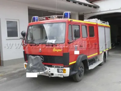 1 Feuerwehrfahrzeug LF 8 (Mercedes-Benz 814 F / Ziegler) – kavel bij Zoll-Auktion, Graben
