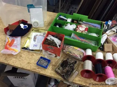 Lot naaigerief in box – kavel bij Vlavem
