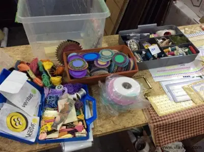 Lot naaigerief in box – kavel bij Vlavem