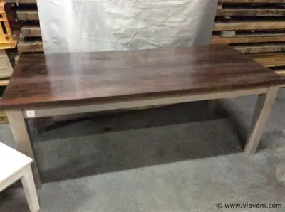 Tafel + 10 stoelen – kavel bij Vlavem