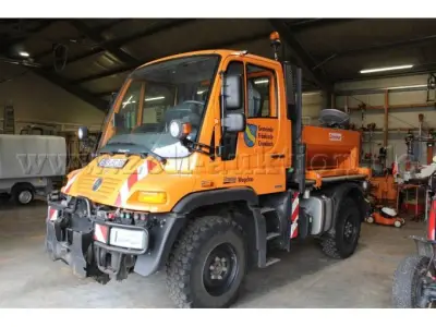 1 Daimler Unimog 405/10, U300 plus3 BlueTec 5 + Gmeiner Streuautomat STA 2000 TC – kavel bij Zoll-Auktion, Fränkisch-Crumbach