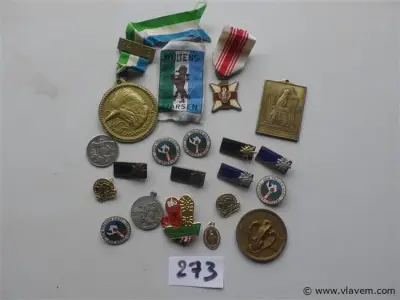 lot medailles en pins – kavel bij Vlavem