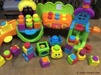 Fisher price activiteitenstad met geluid + blokken – kavel bij Vlavem
