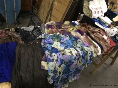 koffer met inhoud vnl blouses – kavel bij Vlavem